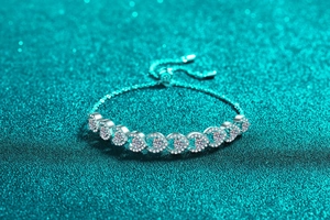 Macro détaillée du bracelet ajustable en argent 925 avec maillons de feuilles en cristal