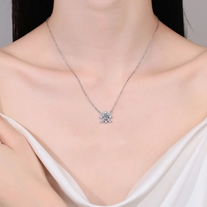 Collier flocon de neige en argent S925 avec gemme bleu clair porté au cou