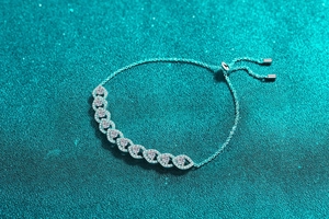 Détail du bracelet ajustable en argent 925 avec pavage de zircons et fermoir coulissant