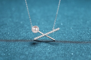 Dettaglio collana in argento S925 con pendente a croce, perla rosa e zirconi brillanti