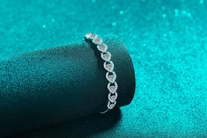 Détail du bracelet en argent 925 en forme de cœur serti de zircons cubiques pavés