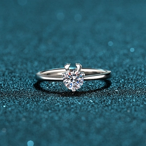 Bague en argent 925 et moissanite avec design créatif de bois de renne sur fond bleu