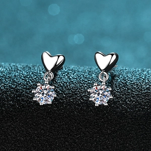Boucles d'Oreilles Clous Coeur en Argent Sterling 925 pour Femme Avec Moissanite Zirconia Romantique Simple Sertissage à 6 Griffes
