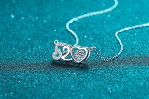 Macro shot of S925 silver 520 heart pendant with sparkling moissanite stone