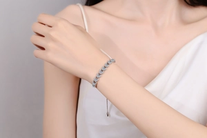 Gros plan d'un bracelet ajustable en argent 925 avec maillons ronds sertis de micro-pavé