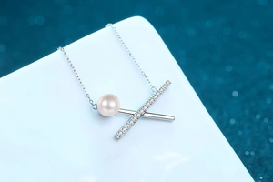 Dettaglio della collana in argento S925 con ciondolo a croce in perla e zirconi
