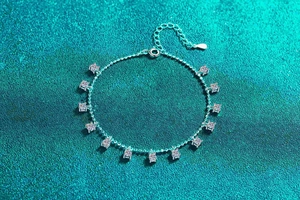 Détail macro du bracelet en argent S925 avec 11 pampilles en moissanite ronde