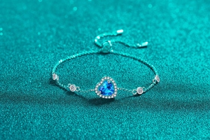 Makro-Detail von S925 Sterling Silber Herzarmband mit blauem Moissanit und verstellbarem Verschluss