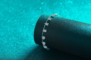Gros plan d'un élégant bracelet en argent sterling S925 avec moissanite et fini poli