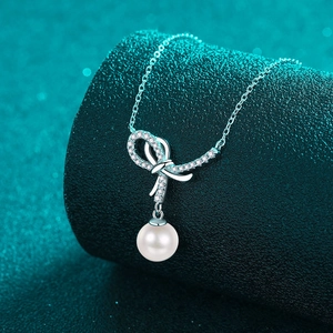 Elegante S925 Silber-Schleifenkette mit runder weißer Perle und funkelnden Steinen