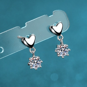 Boucles d'oreilles cœur minimalistes en argent S925 avec pierres de moissanite à six griffes