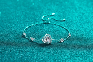Makroaufnahme von S925 Sterling Silber Herzarmband mit blauem Stein und Verstellkette