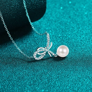 Elegante S925 Silber Schleife Halskette mit Moissanit und runder weißer Perle Anhänger