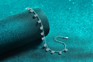 Vue détaillée du bracelet en argent S925 serti de moissanites carrées sur support