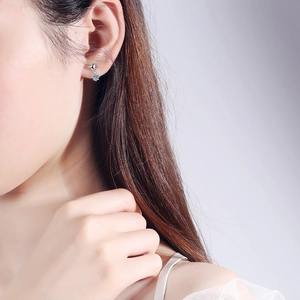 Boucles d'oreilles cœur et flocon de neige en argent S925 et moissanite sur modèle