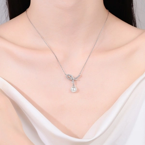 S925 Silber Perlenkette mit Schleifenanhänger und Moissanit-Akzenten für Damen