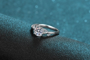 Gros plan du poinçon S925 sur la bague en argent avec motif feuille et moissanite