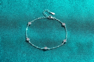 Dettaglio di bracciale in argento sterling S925 con sei pietre di moissanite a castone tondo