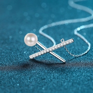 Elegante collana a croce in argento 925 con perla bianca e zirconi scintillanti