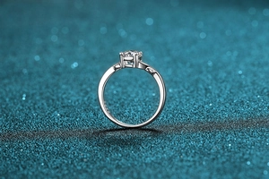 Détail d'une bague en argent S925 avec serti à quatre griffes en forme de feuille pour moissanite