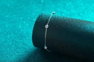 Dettaglio del bracciale in argento sterling S925 con tre pietre di moissanite tonde incastonate