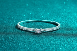 Vista macro de la pulsera de plata S925 con moissanita y doble fila de diamantes