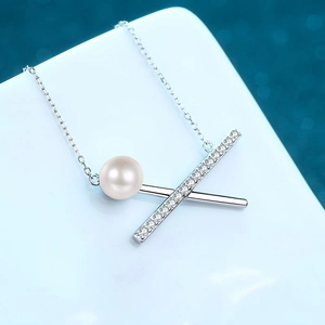Elegante collana a croce in argento sterling S925 con perla bianca e cristalli lucidi