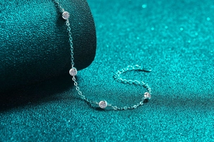 Dettaglio del bracciale in argento S925 con pietre di moissanite brillanti e catena regolabile