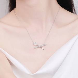 Collana in argento sterling S925 con pendente incrociato, perla e pavé di cristalli lucidi