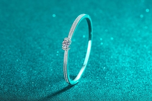 Detalle macro de la pulsera de plata S925 con doble fila de moissanita pavonada