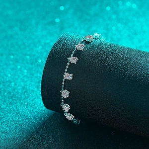 Bracelet élégant en argent sterling S925 avec moissanite et montures carrées sur bleu