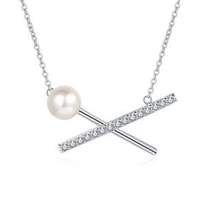 Elegante collana in argento 925 con pendente a croce in perla e moissanite