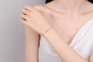 Dettaglio del bracciale in argento S925 con moissanite blu indossato sul polso