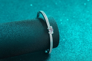 Vista macro de brazalete de plata S925 con pavé de moissanita de doble fila brillante