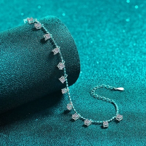 Bracelet élégant en argent S925 et moissanite avec chaîne réglable sur support