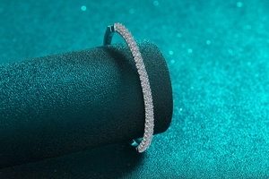 Close-up of S925 sterling silver tennis bracelet with pavé-set moissanite stones