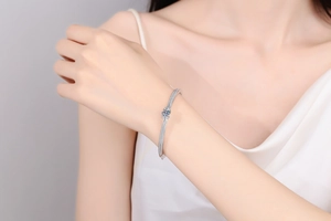 Detalle de una pulsera de plata S925 con moissanita azul y piedras de pavé