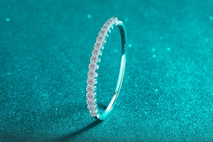 Détail macro de la bague d'éternité en argent S925 sertie de pierres de moissanite