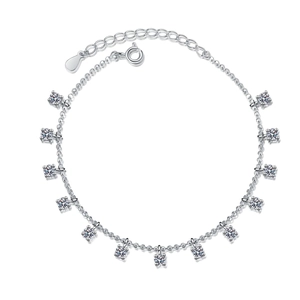 Bracelet élégant en argent S925 avec 12 moissanites de taille ronde sur fond blanc pur