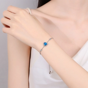 Eleganter S925 Sterlingsilber-Armreif mit blauem herzförmigem Moissanit und Glitzersteinen