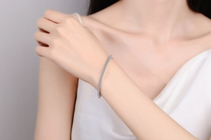 Close-up of elegant 925 silver tennis bracelet with sparkling moissanite stones on wrist