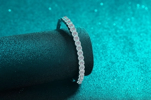 Vue macro d'un bracelet tennis en argent S925 avec des moissanites étincelantes