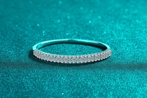 Détail macro du bracelet en argent S925 avec sertissage pavé de moissanite double rangée
