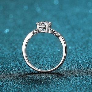 Bague Moissanite en argent sterling S925 avec monture feuille à quatre griffes et pierre ronde