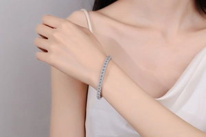 Gros plan d'un bracelet tennis en moissanite étincelante et argent 925 sur le poignet
