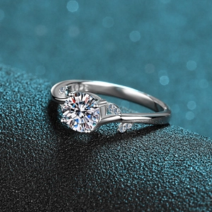 Bague en argent massif S925 avec design feuille et moissanite ronde de un carat