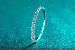 Vue détaillée du bracelet en argent avec triple rangée de pierres en moissanite
