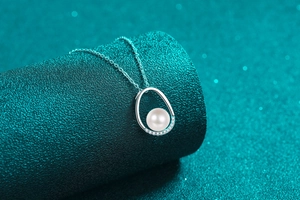 Detail of S925 silver oval pendant featuring a white pearl and micro-set moissanite diamonds