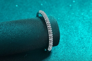 Vue macro d'un bracelet jonc en argent S925 serti de pierres moissanite brillantes