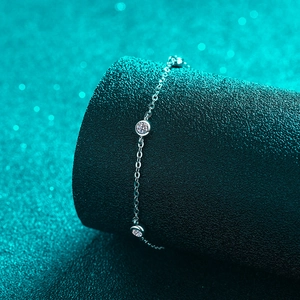 Bracciale minimalista in argento S925 con tre moissaniti rotonde incastonate a castone